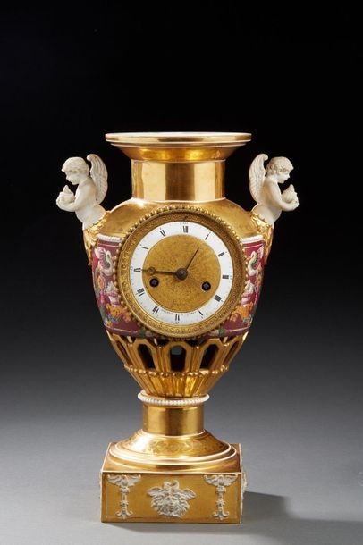 null Pendule en forme de vase balustre en porcelaine polychrome et dorée à décor...