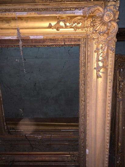 null Deux cadres en stuc doré de style Louis XV à décor d'écoinçons ornés de coquilles...