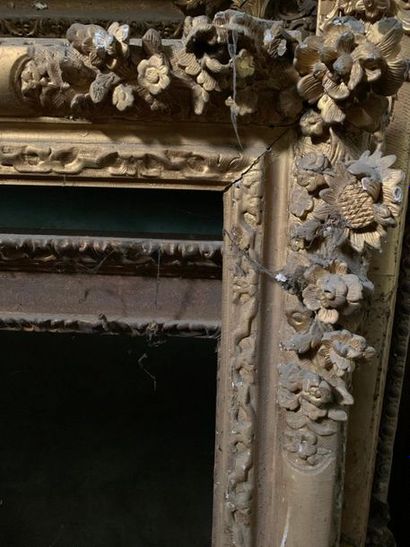 null Deux cadres en stuc doré de style Louis XIV, écoinçons ornés de fleurs (nombreux...