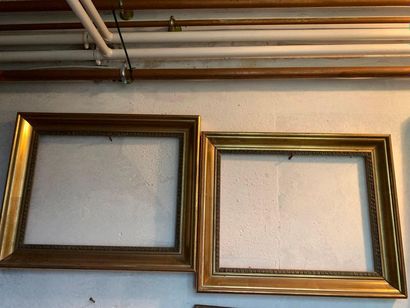 null Pair of wooden and gilded stucco frames decorated with a frieze of heart stripes....