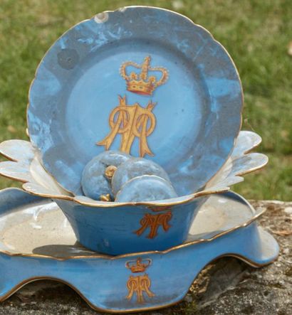 null Seafood serving part in blue porcelain with gilded decoration, decorated with...