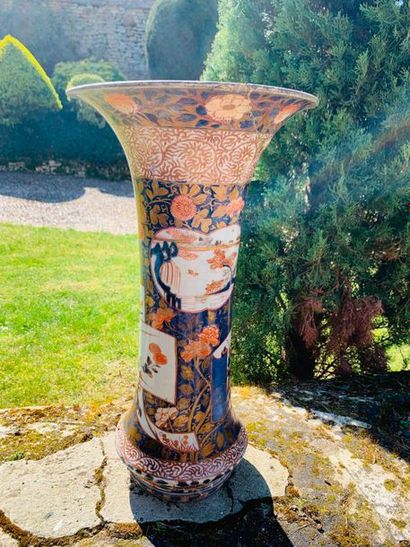 null JAPAN, Imari - EDO Period (1603 - 1868) - Porcelain cornet vase decorated in...