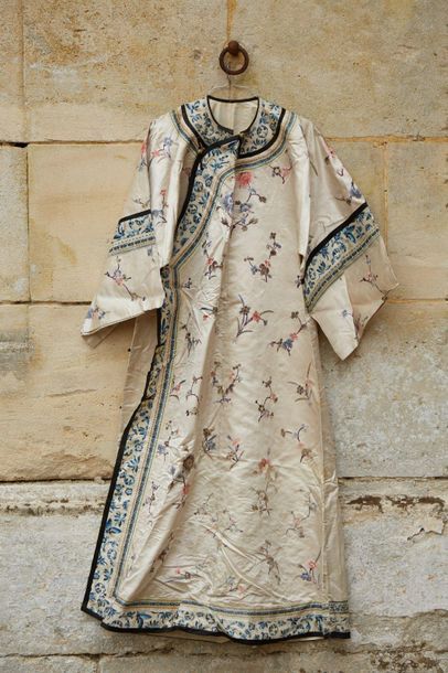 null White silk woman's kimono embroidered with polychrome flower seeds. (wears)

China...