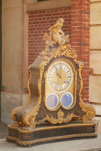 null An important pendulum clock with an eventful shape in marquetry called "Boulle"...