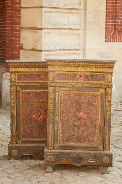 null Paire de meubles à hauteur d'appui en bois noirci à décor d'une marqueterie...