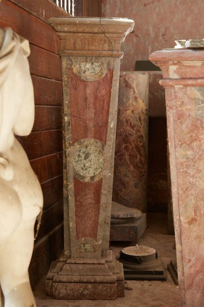 null Pink and grey marble sheath column, uneven upper part (missing).

Louis XIV...