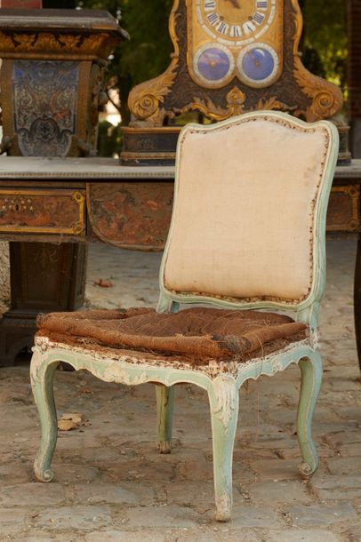 null Chaise en bois mouluré et sculpté laqué vert clair céladon à décor de feuillages,...