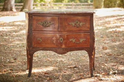 null Petite commode galbée en placage de bois de rose à décor d'une marqueterie de...