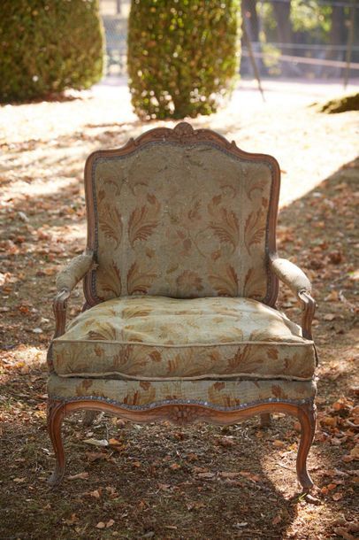 null Large fauteuil coin de feu à dossier plat dit "à la Reine" en bois naturel mouluré...