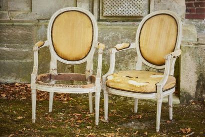 null Pair of cabriolet armchairs with medallion backrest in white lacquered wood,...