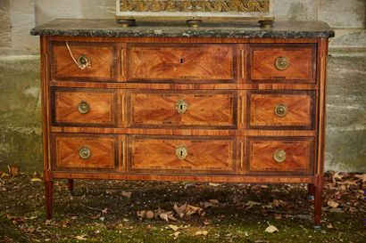 null Veneer chest of drawers decorated with a marquetry of fillets, amaranth and...