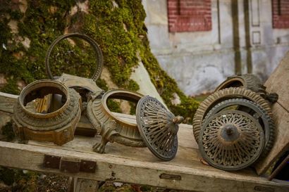 null Lot of bronzes, strapping and various bases.



Provenance : Castle of Mouc...