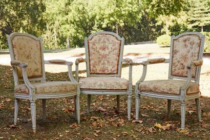 null Pair of cabriolet armchairs in moulded, carved and relaquered grey wood with...