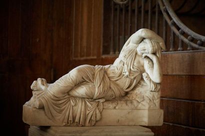 null Sculpture représentant "Cléopatre" ou "Ariane endormie" drapée à l'Antique en...
