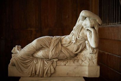 null Sculpture représentant "Cléopatre" ou "Ariane endormie" drapée à l'Antique en...