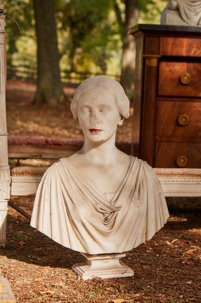 null Ecole FRANCAISE du XIXe siècle - Buste de femme drapée à l'Antique en marbre...