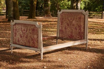 null White lacquered wood bed moulded and carved with friezes of pearls, water leaves,...