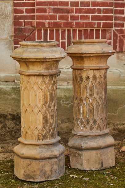 null Deux colonnes creuses en terre cuite, la base octogonale surmontée de godrons,...