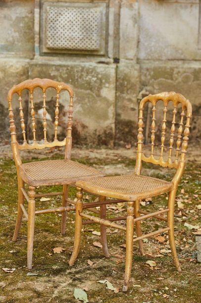 null Paire de chaises en bois doré, assise cannée, dossier ajouré à barreaux balustres...
