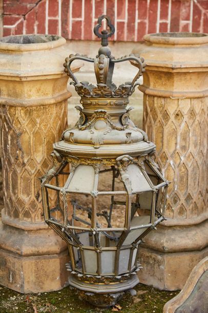 null Importante lanterne en bronze anciennement doré à pans coupés à décor de rinceaux...