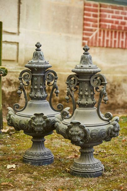 null Paire de vases décoratifs en bronze à patine verte, reposant sur un piédouche...