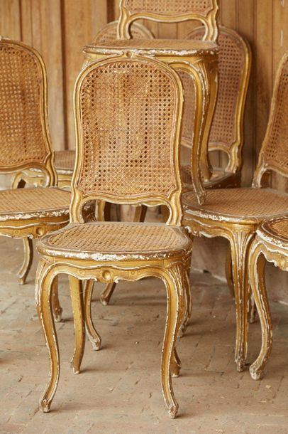 null Suite de neuf petites chaises en bois doré à décor de coquilles, pieds cambrés,...