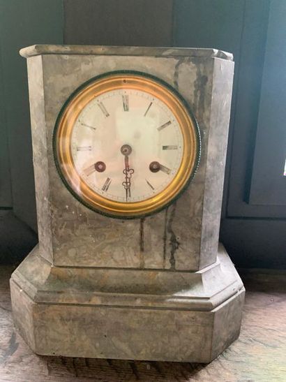 null Two marble bollard clocks.

19th century

Heights: 27.5 cm



Provenance : Castle...