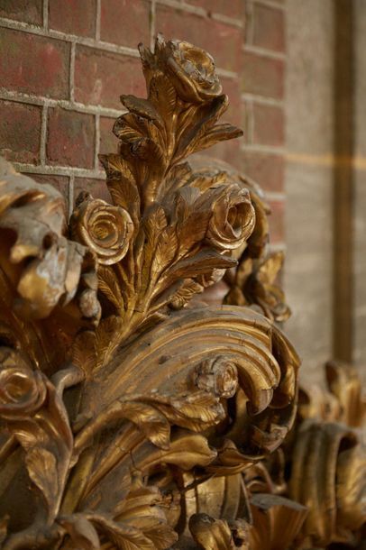 null Important cadre en bois sculpté et doré, à riche décor feuillagé en relief de...