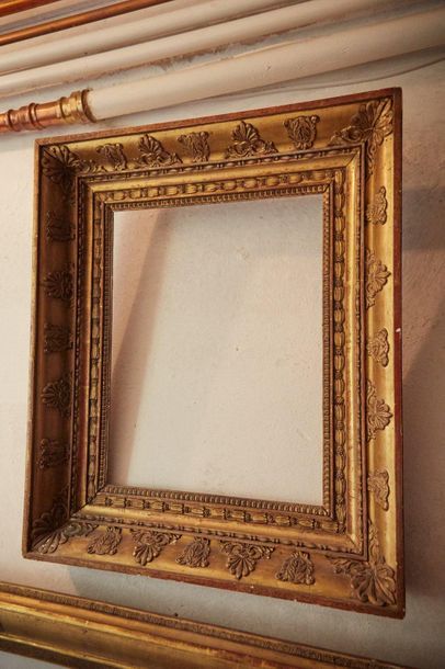 null Rectangular frame in wood and gilded stucco decorated with a frieze of palmettes...