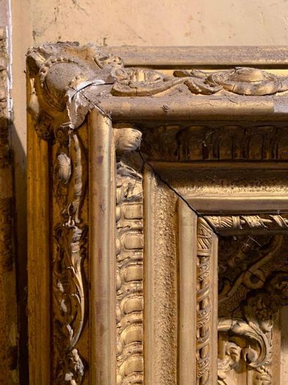 null Deux cadres en bois et stuc doré, l'un de style Renaissance orné de canaux et...