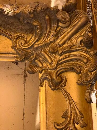 null Trois cadres en bois et stuc doré, deux de style Louis XIV à décor d'écoinçons,...