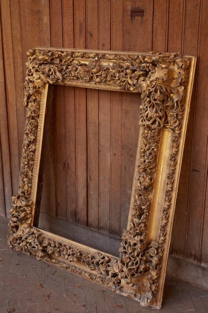 null Important cadre en bois stuqué sculpté et doré en relief à décor de feuillages...