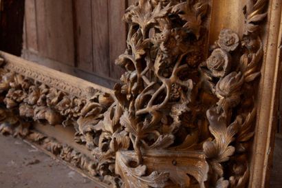 null Important cadre en bois stuqué sculpté et doré en relief à décor de feuillages...