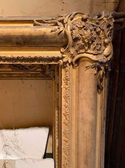 null Wooden frame and gilded stucco with spandrels decorated with cartouches with...