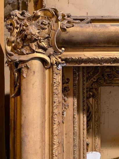 null Wooden frame and gilded stucco with spandrels decorated with cartouches with...