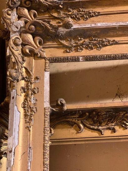 null Very large frame with fleur-de-lys spandrels in wood and golden stucco (many...