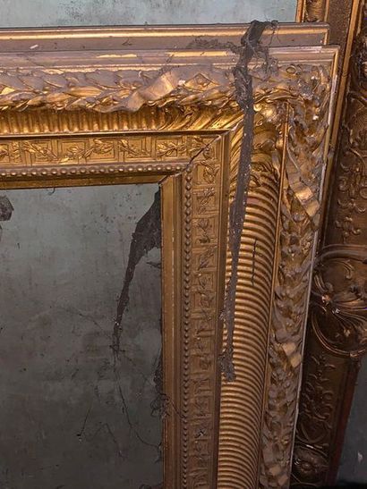 null Deux cadres en bois et stuc doré, l'un à canaux, l'autre de style Louis XV (nombreux...