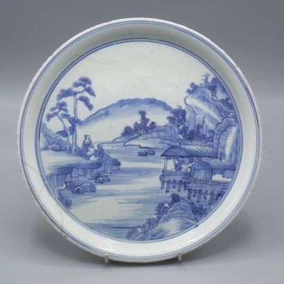 null Assiette en porcelaine de Chine blanc bleu à décor paysagé (accidents et restauration)....