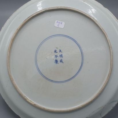 null Assiette en porcelaine de Chine blanc bleu à décor paysagé (accidents et restauration)....