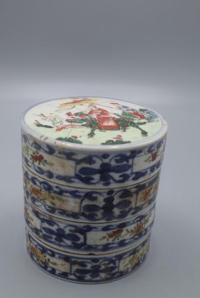 null Boîtes à épices ronde en porcelainede Chine polychrome à décor floral dans des...
