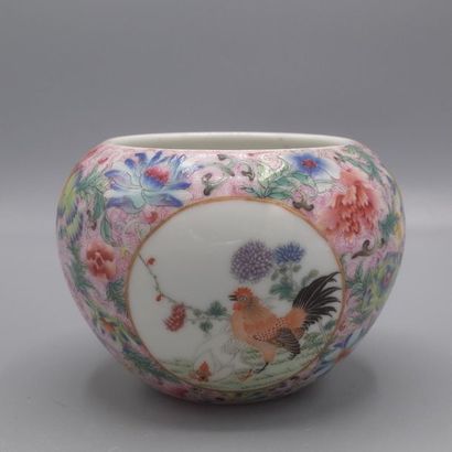 null Petit vase ou pot en porcelaine de Chine polychrome à décor aux émaux de la...