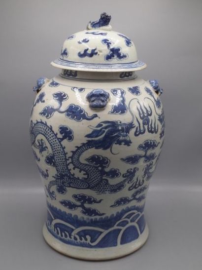 null CHINE - XIXe siècle

Potiche couverte balustre en porcelaine bleu blanc à décor...