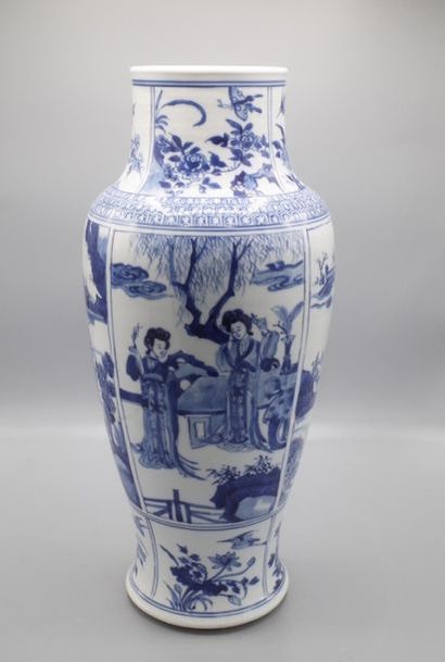 null Vase en porcelaine de Chine blanc bleu à décor de scènes de cour dans des réserves.

Hauteur...