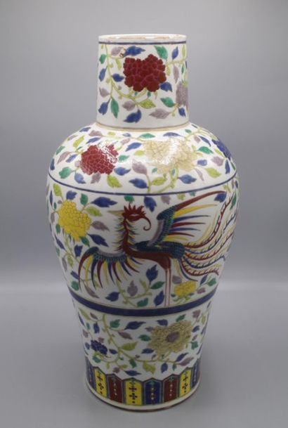 null Vase en porcelaine polychrome à décor de phoenix et fleur (fels et éclats -...