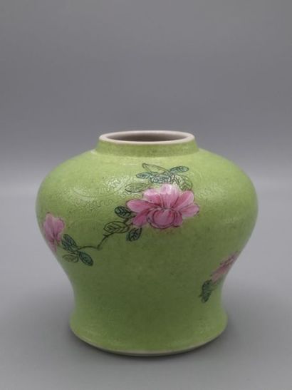 null Petit vase en porcelaine de Chine vert à décor incisé de rinceaux et de fleurs...