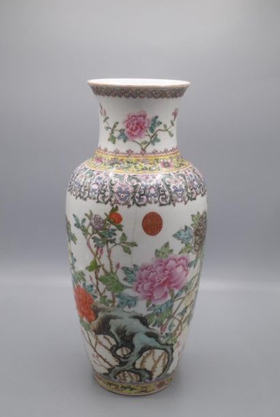 null Vase en porcelaine de Chine polychrome à décor de fleurs et frises, marques...