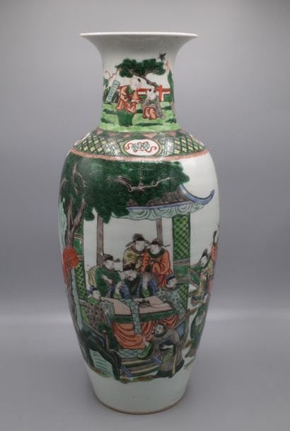 null Vase en porcelaine de Chine de la famille verte à décor de scènes de cour. Col...