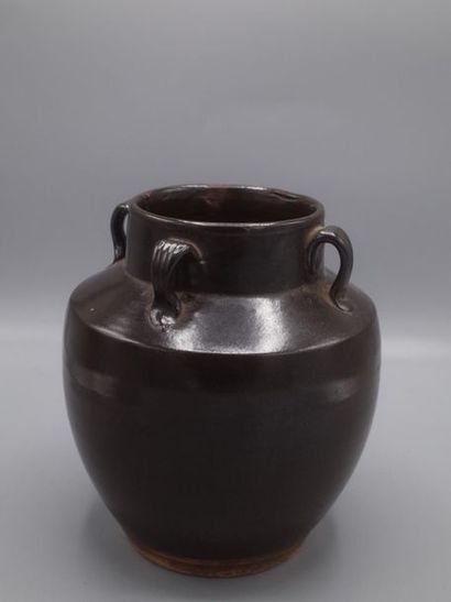 null Vase en terre cuite vernissée marron à quatre anses.

Chine XIXe siècle

Hauteur...