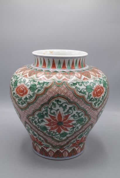 null Vase en porcelaine de Chine polychrome verte et rouge à décor aux émaux de la...