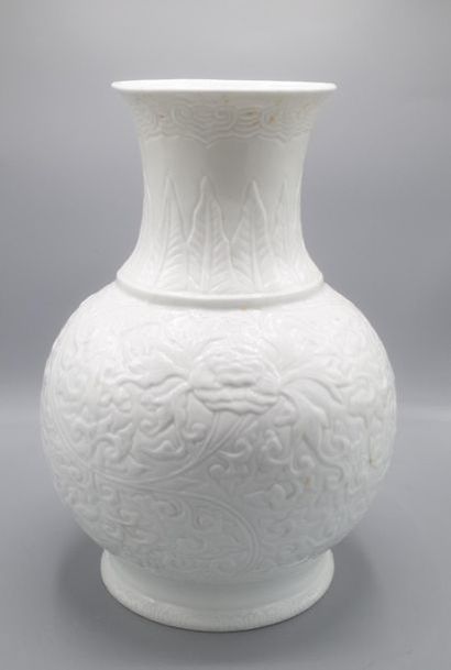 null Vase en porcelaine blanche à décor de rinceaux feuillagés en relief.

Hauteur...